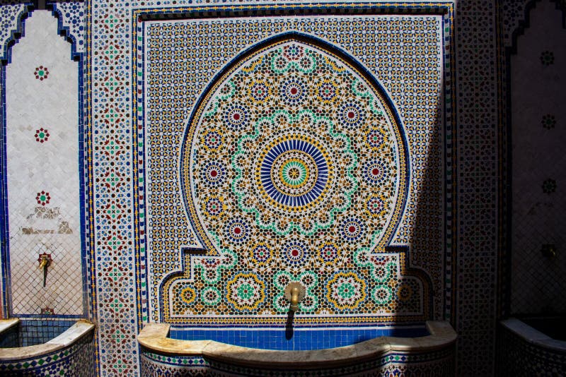Fuente de mosaico en Marrakech, Marruecos Baldosas coloridas en el exterior del edificio fotos de archivo libres de regalías Fuente de mosaico en Marrakech, Marruecos Baldosas coloridas en el exterior del edificio fotos de archivo libres de regalías