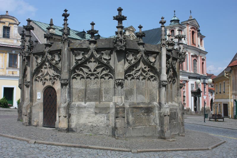 Fuente de piedra gótica en Kutna Hora foto de archivo libre de regalías Fuente de piedra gótica en Kutna Hora foto de archivo libre de regalías