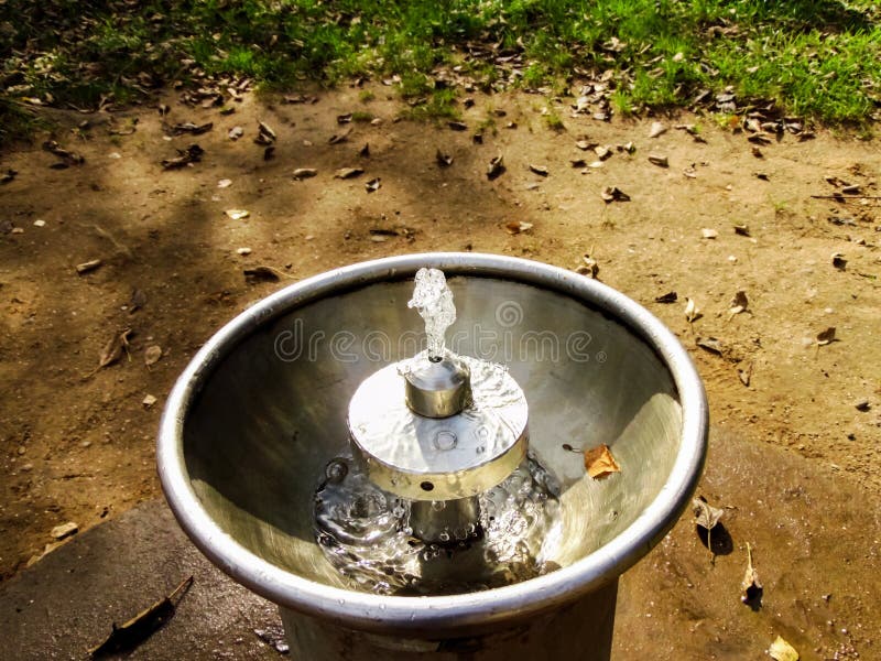 Fuente del agua potable en el cierre del parque para arriba imagen de archivo libre de regalías Fuente del agua potable en el cierre del parque para arriba imagen de archivo libre de regalías
