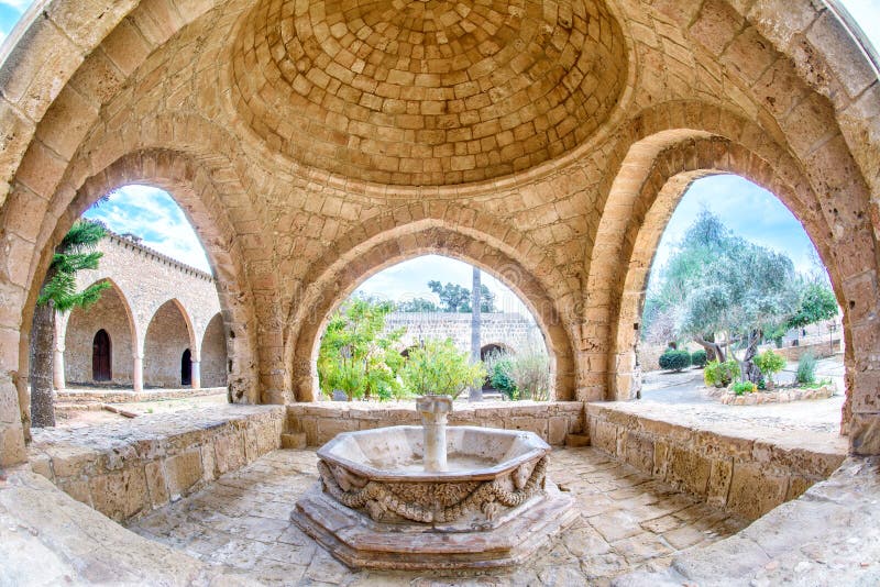Fuente del monasterio de Agia Napa en Chipre 3