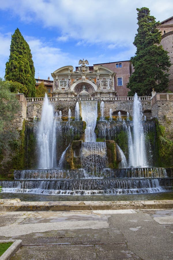 Fuente del sitio importante del patrimonio mundial del tivoli del este del chalet y imagen de archivo Fuente del sitio importante del patrimonio mundial del tivoli del este del chalet y imagen de archivo