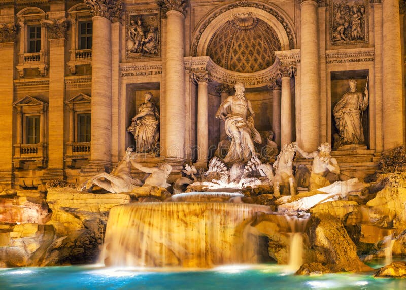 Fuente del Trevi en la noche Roma, Italia Arquitectura y escultura barrocas fotografía de archivo libre de regalías Fuente del Trevi en la noche Roma, Italia Arquitectura y escultura barrocas fotografía de archivo libre de regalías