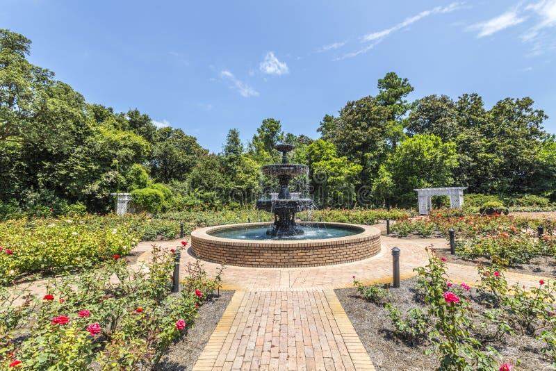 Fuente de agua en parque foto de archivo. Imagen de forested - 5496806