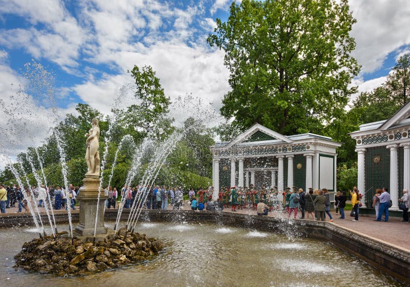 Fuente Eva en el parque más bajo de Peterhof Sankt Petersburgo, Rusia imagen de archivo libre de regalías Fuente Eva en el parque más bajo de Peterhof Sankt Petersburgo, Rusia imagen de archivo libre de regalías
