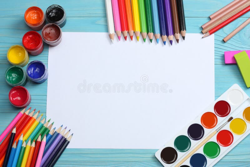 Fuentes de la escuela y de oficina Fondo de la escuela lápices coloreados, pluma, dolores, papel para la escuela y educación del fotografía de archivo