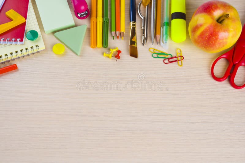 Fuentes de los efectos de escritorio de la escuela en la tabla imágenes de archivo libres de regalías Fuentes de los efectos de escritorio de la escuela en la tabla imágenes de archivo libres de regalías