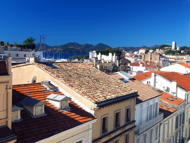 Fuerte viejo de la ciudad de Cannes Francia de la opinión del tejado en fondo fotografía de archivo libre de regalías Fuerte viejo de la ciudad de Cannes Francia de la opinión del tejado en fondo fotografía de archivo libre de regalías