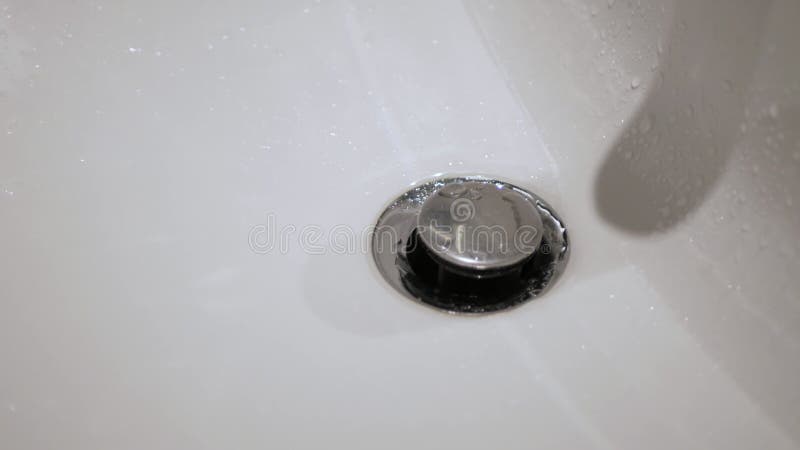 Fuga de flujo de agua que cae en el lavabo