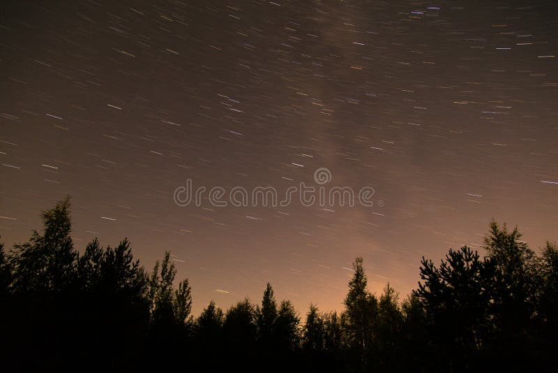 Fugas do céu noturno e da estrela em Finlandia fotos de stock royalty free Fugas do céu noturno e da estrela em Finlandia fotos de stock royalty free