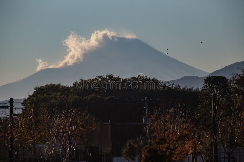 Fuji zmierzchu sylwetka. Mt Fuji sylwetka w położenia słońcu w parku w środkowym Kanagawa