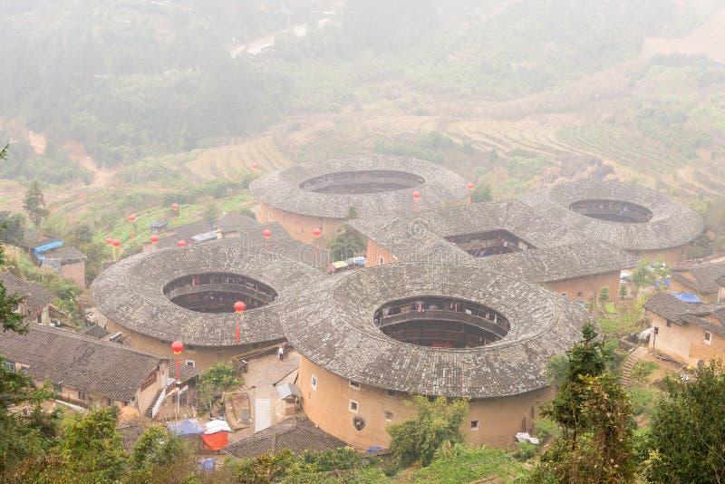FUJIAN, CINA - 3 gennaio 2016: Mazzo di Tianluokeng Tulou a Tianlo immagine stock FUJIAN, CINA - 3 gennaio 2016: Mazzo di Tianluokeng Tulou a Tianlo immagine stock