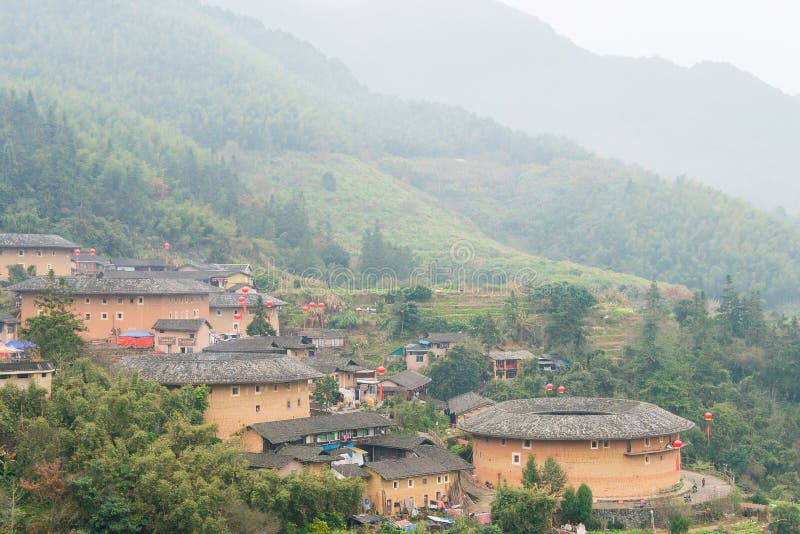 FUJIAN, CINA - 3 gennaio 2016: Mazzo di Tianluokeng Tulou a Tianlo immagine stock FUJIAN, CINA - 3 gennaio 2016: Mazzo di Tianluokeng Tulou a Tianlo immagine stock
