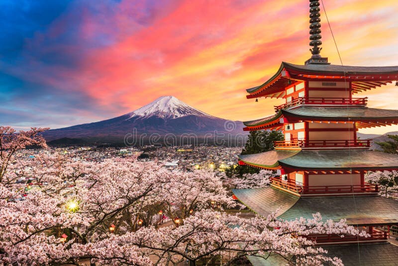 Fujiyoshida, Giappone alla pagoda Chureito e al Mt Fuji in primavera