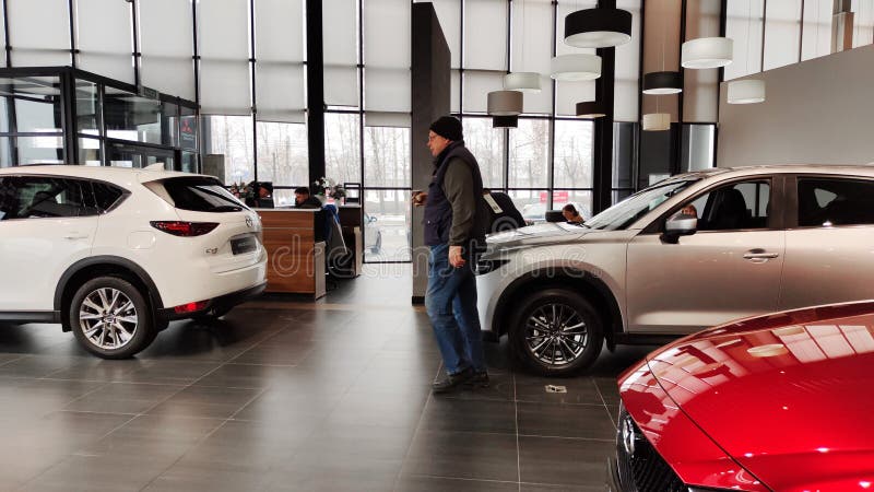 Fuktig russisk marsch 20 2023 : bil i försäljningslokalen mazda. Fuktig russisk marsch 20 2023 : Bilar i utställningslokal för återförsäljare mazda