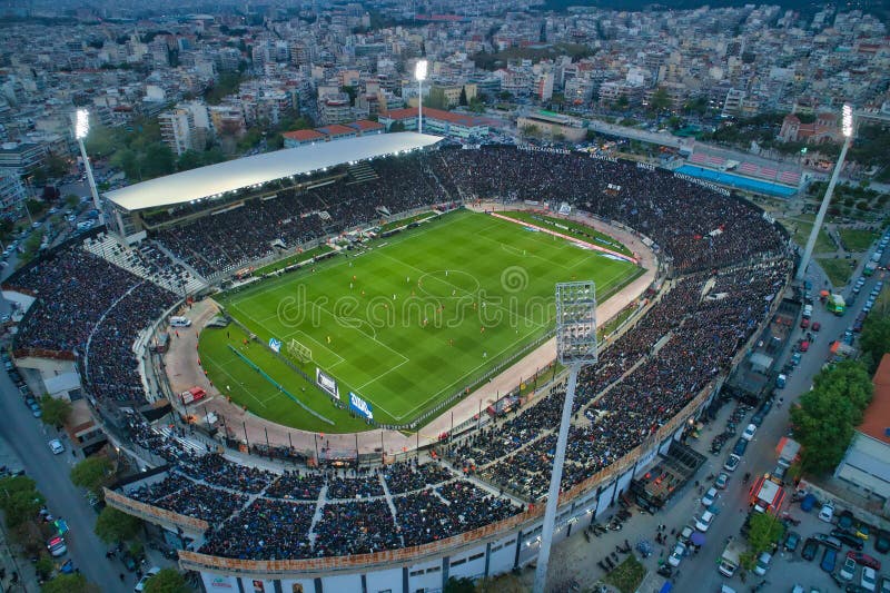 Fuligem a?rea do est?dio de Toumba completamente dos f?s durante um f?sforo de futebol para o campeonato entre o PAOK das equipes imagem de stock royalty free Fuligem a?rea do est?dio de Toumba completamente dos f?s durante um f?sforo de futebol para o campeonato entre o PAOK das equipes imagem de stock royalty free