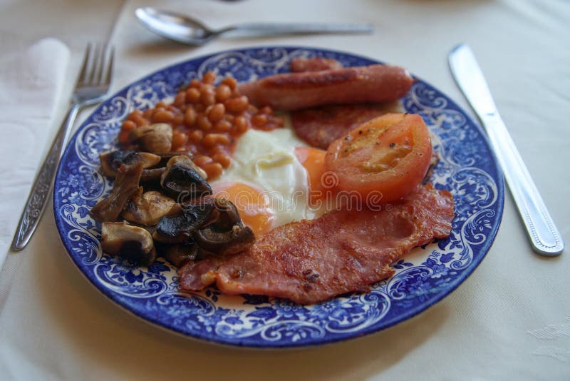 Full engelsk frukost på plattan fotografering för bildbyråer Full engelsk frukost på plattan fotografering för bildbyråer