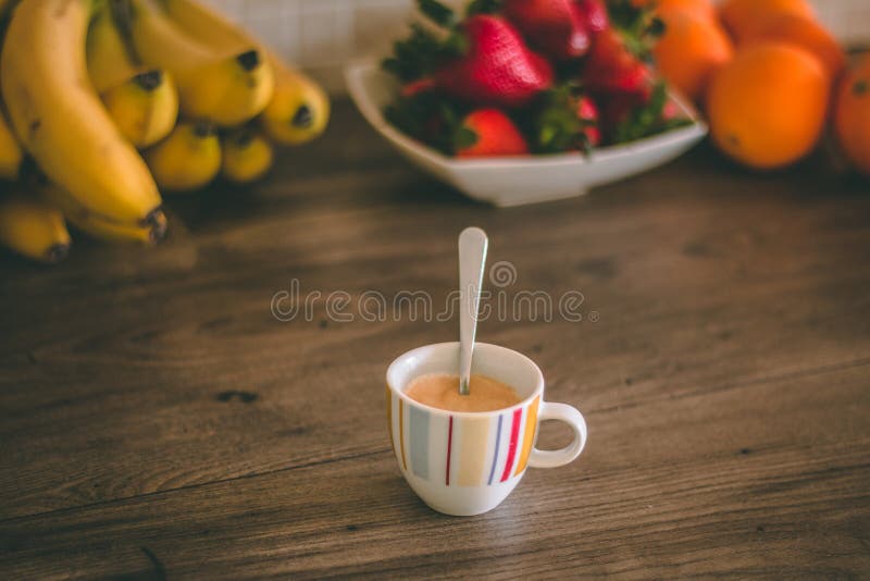 Full espressokopp överst av en trätabell arkivbild Full espressokopp överst av en trätabell arkivbild