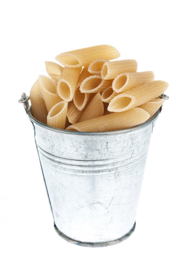 Full hink från pasta på vit bakgrund. med plats för text
