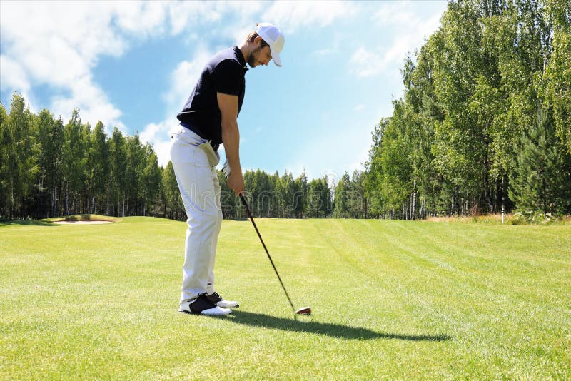 Full l?ngd av golfspelaren som spelar golf p? solig dag Yrkesm?ssig manlig golfare som tar skottet p? golfbana arkivfoton Full l?ngd av golfspelaren som spelar golf p? solig dag Yrkesm?ssig manlig golfare som tar skottet p? golfbana arkivfoton