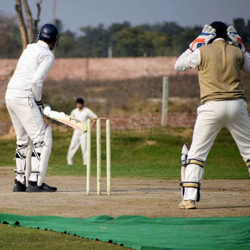 Full Length of Cricketer Playing on Field during Sunny Day, Cricketer ...