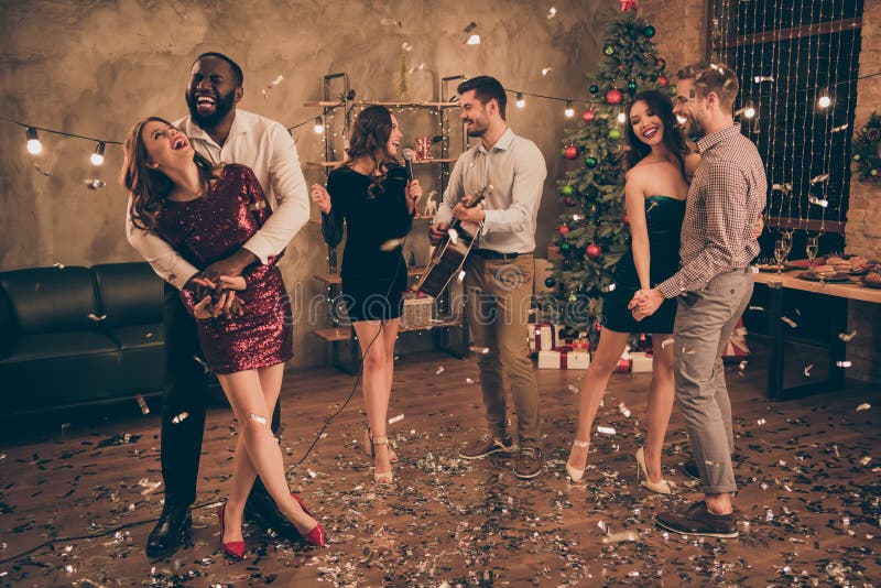 Full length photo of charming couple dance and fellows, play sing in karaoke enjoy christmas party x-mas holidays in house indoors