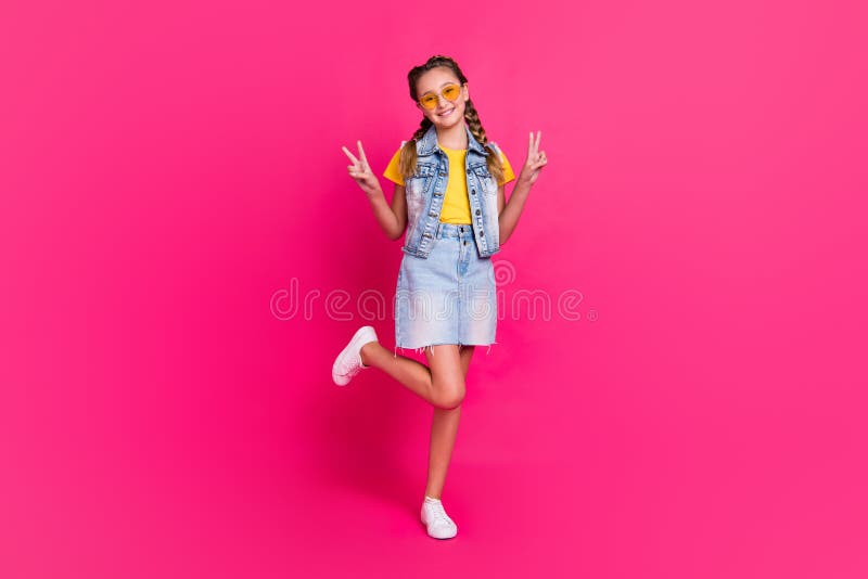 Full length photo of cool school blond girl show v-sign wear glasses t-shirt vest skirt boots isolated on fuchsia color