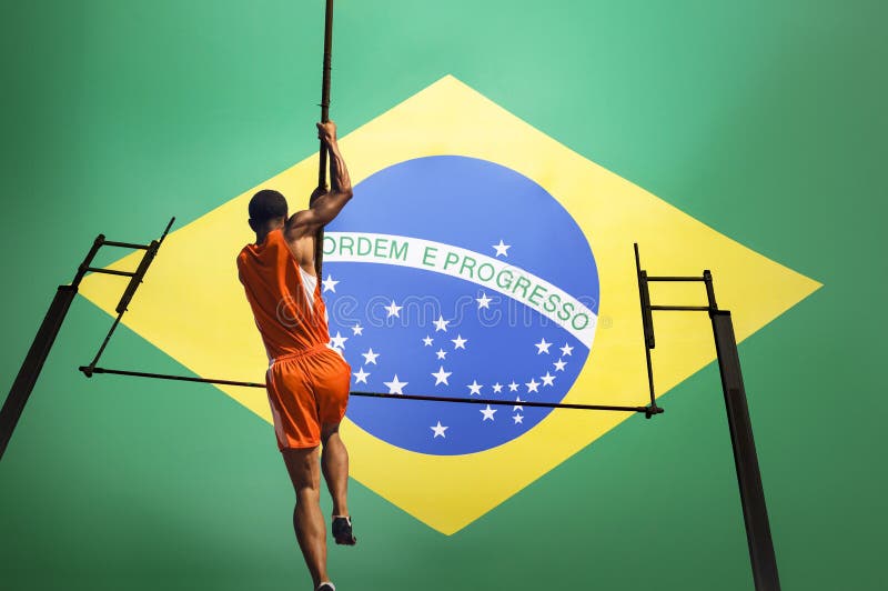 Vedere din spate completă a sportivilor masculi care sar peste bară împotriva steagului brazilian stock photography