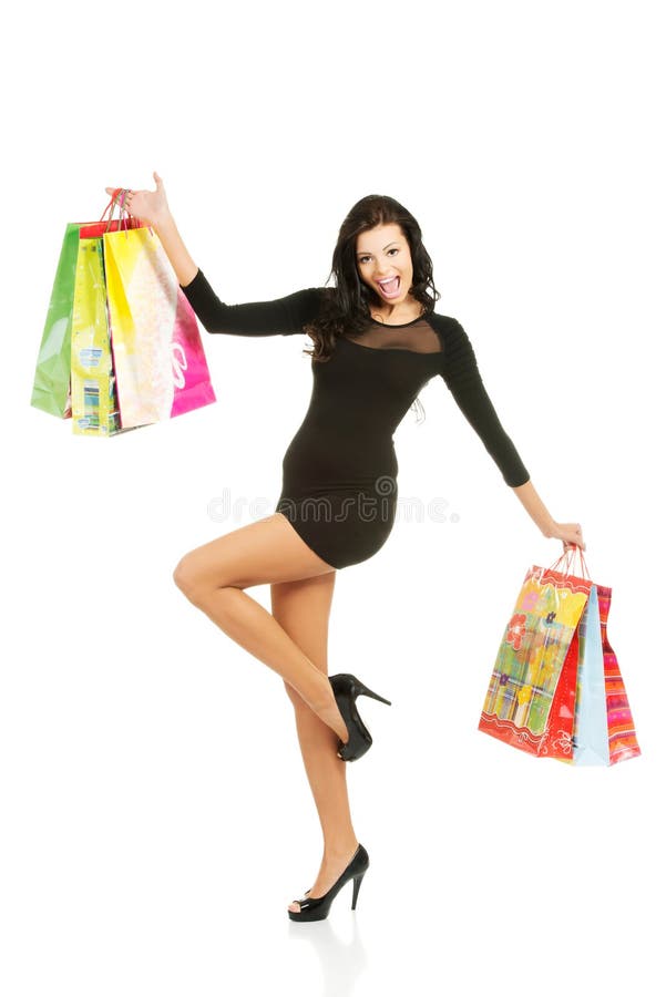Full längdkvinna med mycket shoppingpåsar
