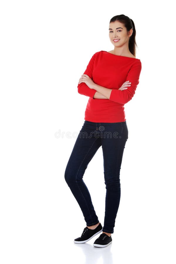 Full längdkvinna som poserar med vikta armar