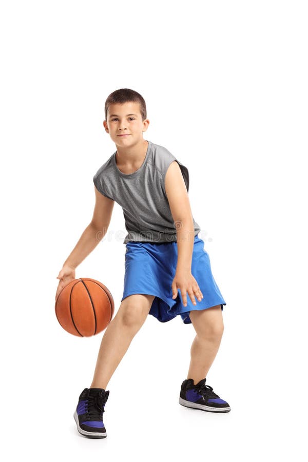Full längdstående av en unge som spelar med en basket royaltyfri foto