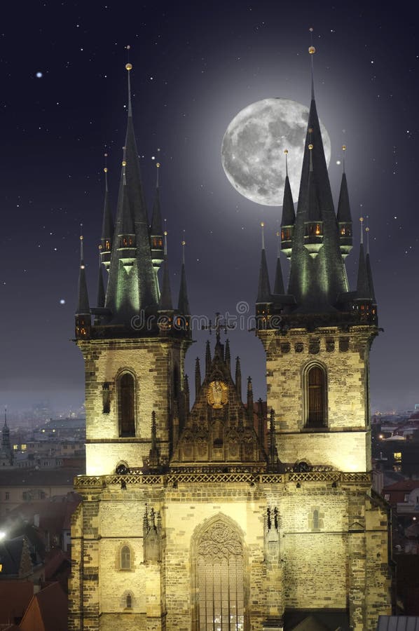 Luna llena para iglesia en viejo plaza de la ciudad en Praga.