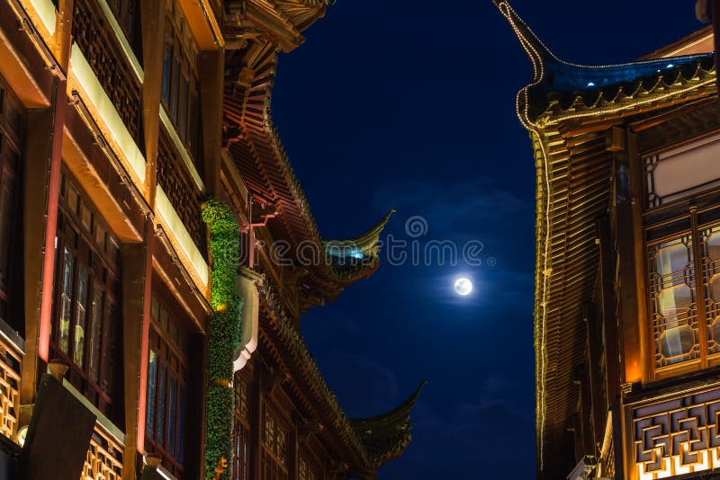Full Moon över Yuyuan Garden arkivbilder