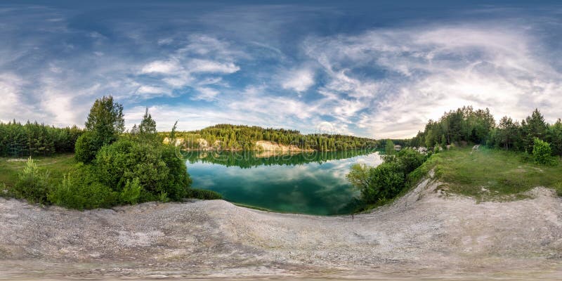 Full sömlös sfärisk hdripanorama 360 grader vinkelsikt på kalkstenkust av den enorma gröna sjön eller floden nära skog i sommar fotografering för bildbyråer Full sömlös sfärisk hdripanorama 360 grader vinkelsikt på kalkstenkust av den enorma gröna sjön eller floden nära skog i sommar fotografering för bildbyråer