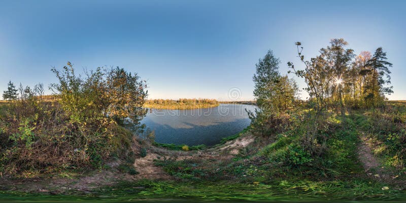 Full sömlös sfärisk kubpanorama 360 vid 180 grader vinkelsikt på klippbrants- av en bred flod i solig sommarafton in arkivbild Full sömlös sfärisk kubpanorama 360 vid 180 grader vinkelsikt på klippbrants- av en bred flod i solig sommarafton in arkivbild