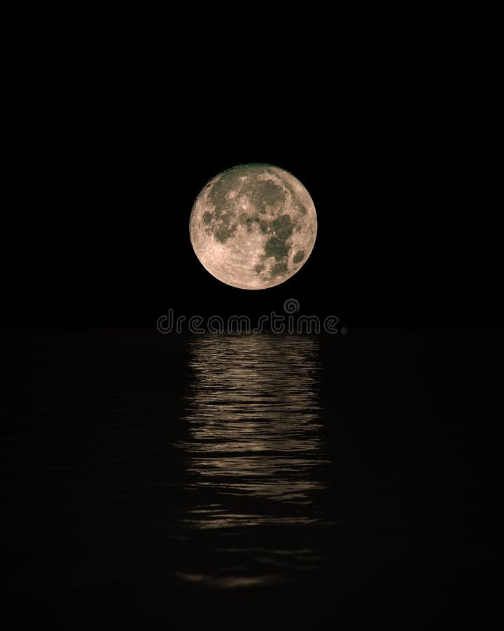 Fullmåne som stiger över det lugna havet med reflexion på vatten, Vertica royaltyfria bilder Fullmåne som stiger över det lugna havet med reflexion på vatten, Vertica royaltyfria bilder
