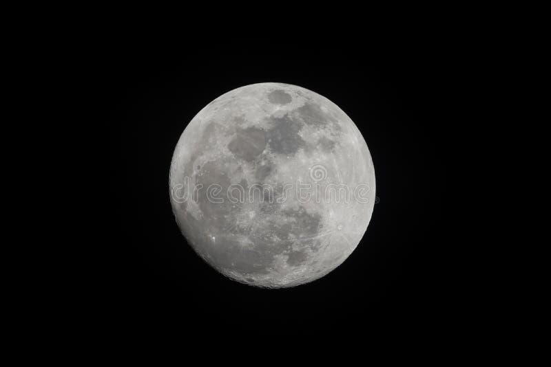 Fullmåne som tas på November 13,2016 som isoleras på blac royaltyfri fotografi Fullmåne som tas på November 13,2016 som isoleras på blac royaltyfri fotografi