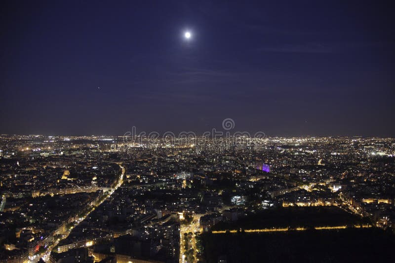 fullmåne över paris royaltyfria bilder fullmåne över paris royaltyfria bilder