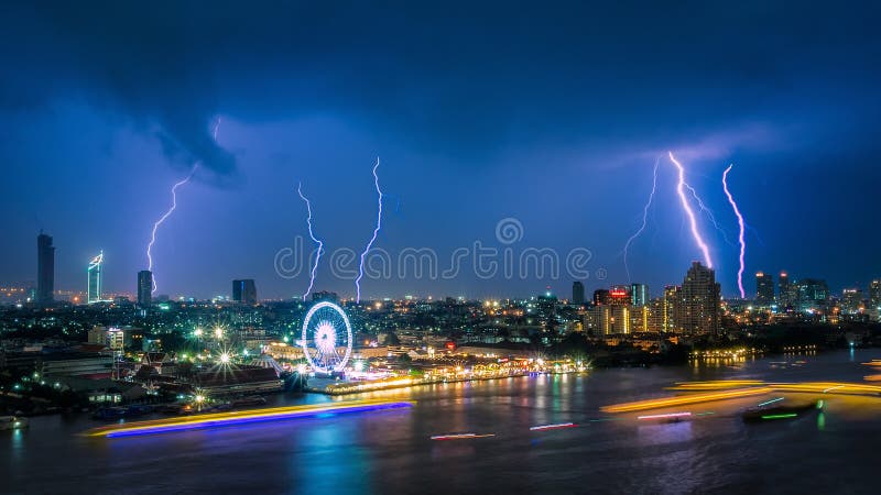 Fulmine di temporale sul cielo nuvoloso scuro sopra area di costruzione di affari a Bangkok, Tailandia fotografia stock Fulmine di temporale sul cielo nuvoloso scuro sopra area di costruzione di affari a Bangkok, Tailandia fotografia stock