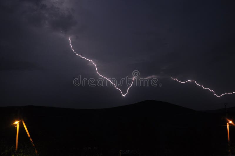 Fulmine potente nel cielo notturno Pioggia, autunno fotografie stock libere da diritti Fulmine potente nel cielo notturno Pioggia, autunno fotografie stock libere da diritti