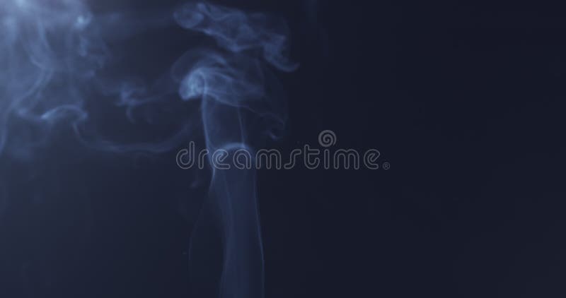 Fumaça azul sobre fundo preto em câmera lenta