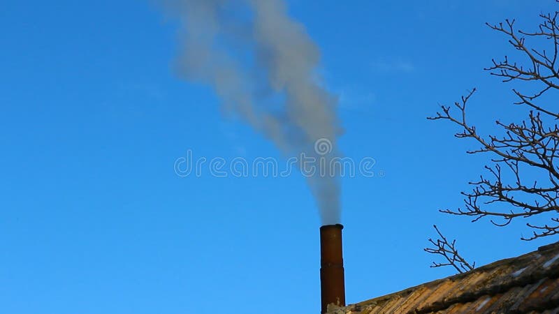 Fumaça da chaminé numa manhã de inverno