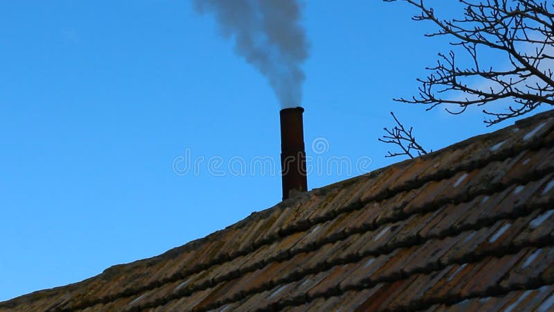 Fumaça da chaminé numa manhã de inverno