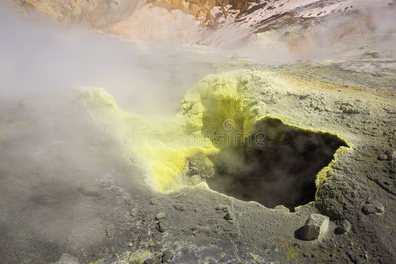 Download Fumerolle Jaune à L'intérieur De Cratère De Volcan De Mutnovsky Image stock - Image du horizontal, pierre: 76087395