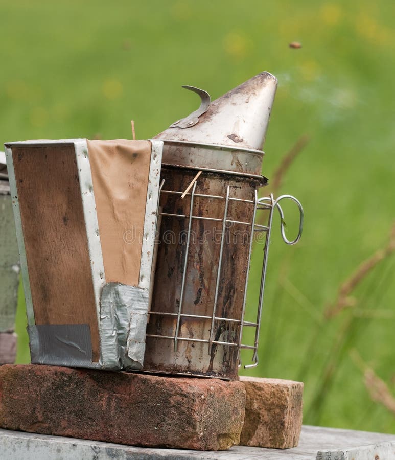 Fumeur pour l'apiculture image libre de droits Fumeur pour l'apiculture image libre de droits
