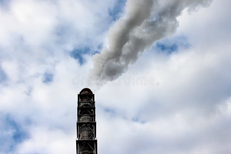 Fumez de la cheminée d'une entreprise industrielle en SK photographie stock libre de droits Fumez de la cheminée d'une entreprise industrielle en SK photographie stock libre de droits