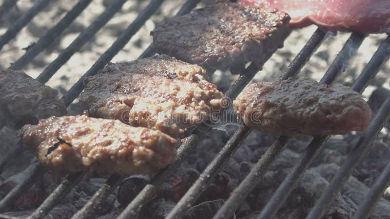 Fumo al grill della carne al rallentatore