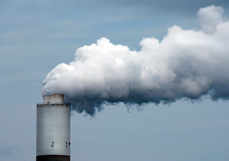 Fumo che Billowing da una pila di fumo fotografia stock Fumo che Billowing da una pila di fumo fotografia stock
