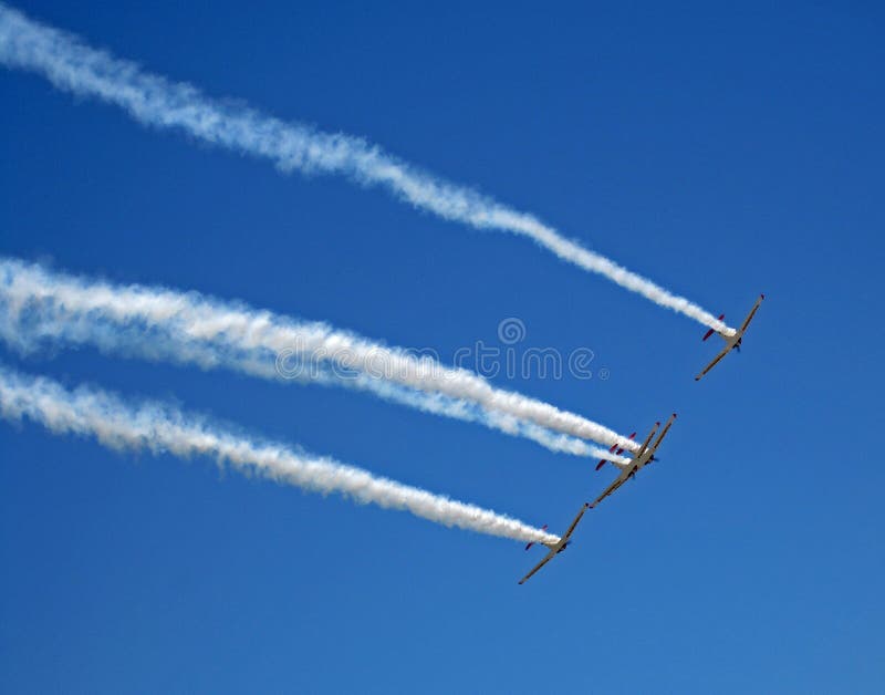 FUMO DE ARRASTO DA EQUIPE AEROBATIC DE HARVARD imagem de stock royalty free FUMO DE ARRASTO DA EQUIPE AEROBATIC DE HARVARD imagem de stock royalty free
