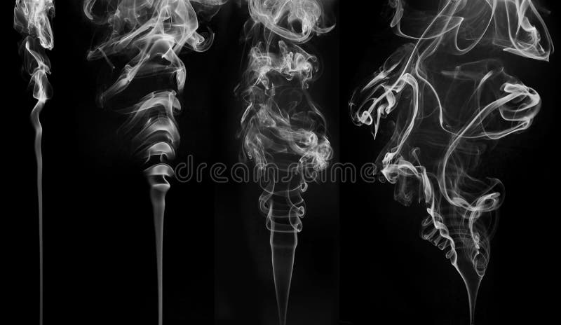 Fumo branco e esvoaçante sobre o negro fotos de stock