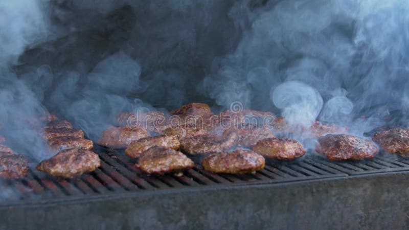 Fumo della griglia della carne dell'hamburger